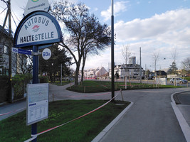 Bushaltestelle. Straßenbahnhaltestelle recht weit entfernt im Hintergrund