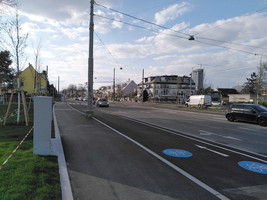 Gehsteig, daneben Radweg, daneben drei Fahrspuren